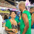  Viviane Araújo caiu na risada com o marido, Guilherme Militão, ao assistir desfiles do Rio  