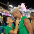  Viviane Araújo beija o marido Guilherme Militão ao assistir 2ª noite de desfiles em camarote 