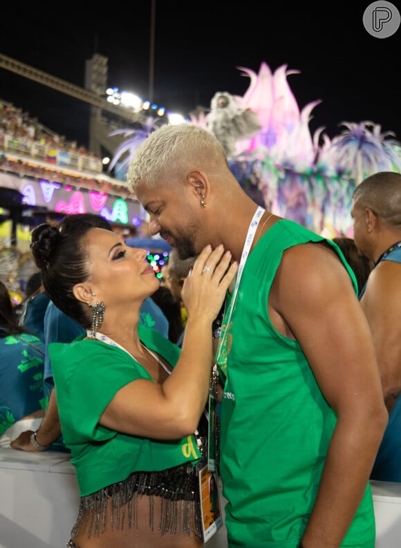 Viviane Araújo beija o marido Guilherme Militão ao assistir 2ª noite de desfiles em camarote