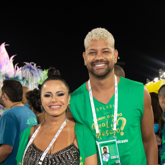 Viviane Araújo e o marido, Guilherme Militão, curtiram juntinhos a segunda noite de desfiles do Rio de Janeiro