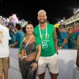  Grávida de 5 meses, Viviane Araújo usou look com brilho e barriga de fora para prestigiar segunda noite de desfiles do Rio de Janeiro 