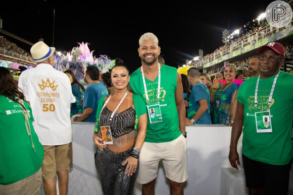 Grávida de 5 meses, Viviane Araújo usou look com brilho e barriga de fora para prestigiar segunda noite de desfiles do Rio de Janeiro