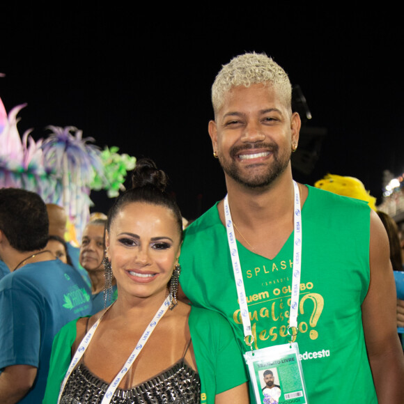 Viviane Araújo escolheu look com brilho que evidenciava barriga e curvas de gravidez