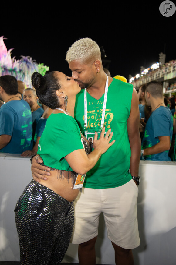 Viviane Araújo está no quinto mês de gravidez e curtiu o Carnaval do Rio com o marido, Guilherme Militão.