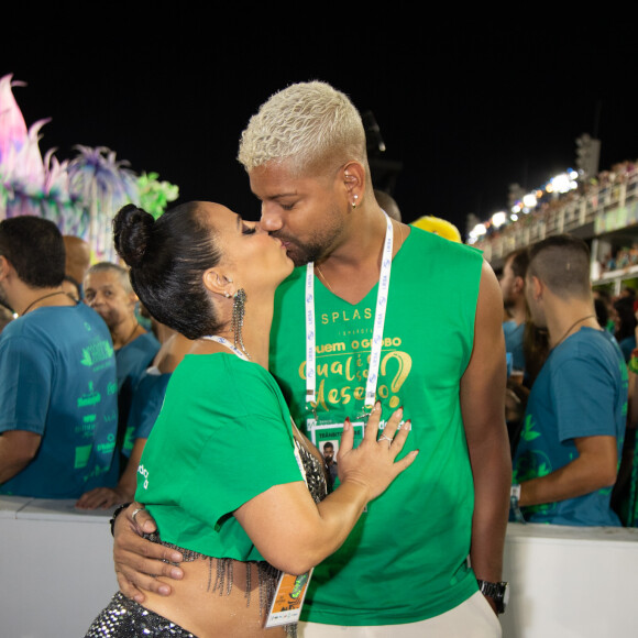 Viviane Araújo está no quinto mês de gravidez e curtiu o Carnaval do Rio com o marido, Guilherme Militão.