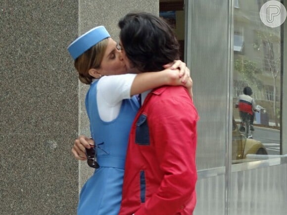 Inês (Deborah Secco) e Beto (Rodrigo Simas) deram beijo apaixonado na novela 'Boogie Oogie'