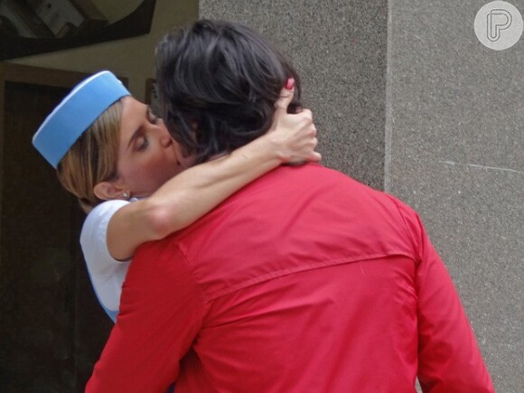 Inês (Deborah Secco) e Beto (Rodrigo Simas) trocaram beijo apaixonado na novela 'Boogie Oogie'