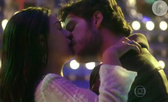 Sandra (Isis Valverde) e Rafael (Marco Pigossi) trocaram beijo apaixonado em pista de dança na novela 'Boogie Oogie'