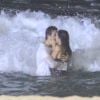 Na praia, Luiza (Bruna Marquezine) e Laerte (Gabriel Braga Nunes) deram beijo caliente