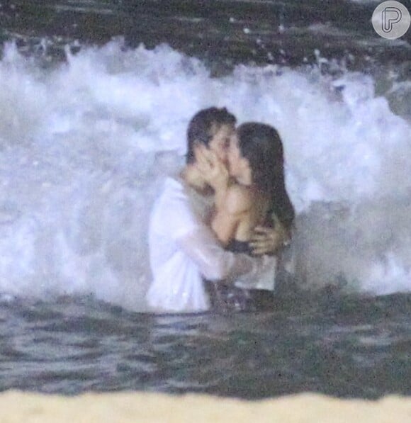 Na praia, Luiza (Bruna Marquezine) e Laerte (Gabriel Braga Nunes) deram beijo caliente