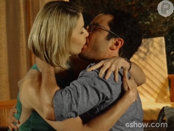 Silvia (Bianca Rinaldi) e Felipe (Thiago Mendonça) também trocaram beijos na novela 'Em Família'