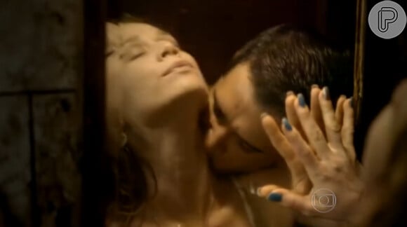 Mariana Ximenes e Márcio Garcia em cena de sexo da série 'Eu Que Amo Tanto', do 'Fantástico'