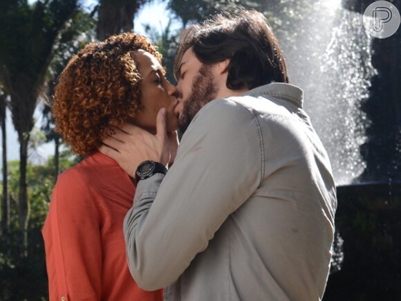 Veronica (Taís Araújo) trocou beijo com Herval (Ricardo Tozzi), na novela 'Geração Brasil'