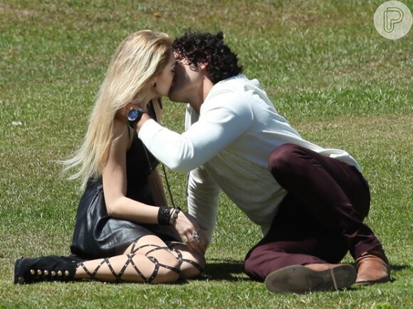 Megan (Isabelle Drummond) e Arthur (Dudu Azevedo) se beijaram na novela 'Geração Brasil'