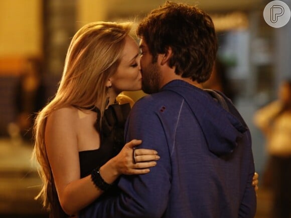 Megan (Isabelle Drummond) trocou beijos com Davi (Humberto Carrão) na novela 'Geração Brasil'