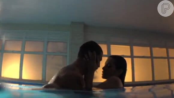 Kátia (Cleo Pires) e André (Cauã Reymond) tiveram cena quente numa piscina na série 'O Caçador'