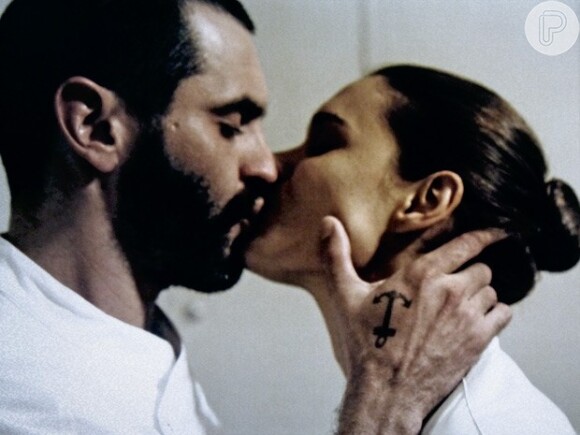 Ludmila (Elea Mercúrio) e Fininho (Nikolas Antunes) deram beijão na novela 'O Rebu'
