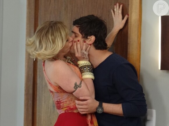 Samantha (Claudia Raia) arrancou beijo de Caíque (Sergio Guizé) em 'Alto Astral'