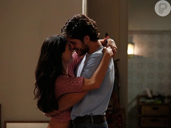 Sandra (Isis Valverde) e Rafael (Marco Pigossi) deram beijo em 'Boogie Oogie'