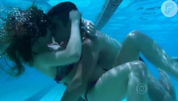Gaby (Sophia Abrahão) e Gustavo (Guilherme Leicam) dão beijo quente dentro da piscina, na novela 'Alto Astral'