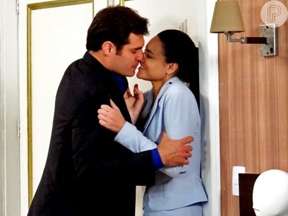 Sueli (Débora Nascimento) troca beijo com Marcos (Thiago Lacerda) na novela 'Alto Astral'