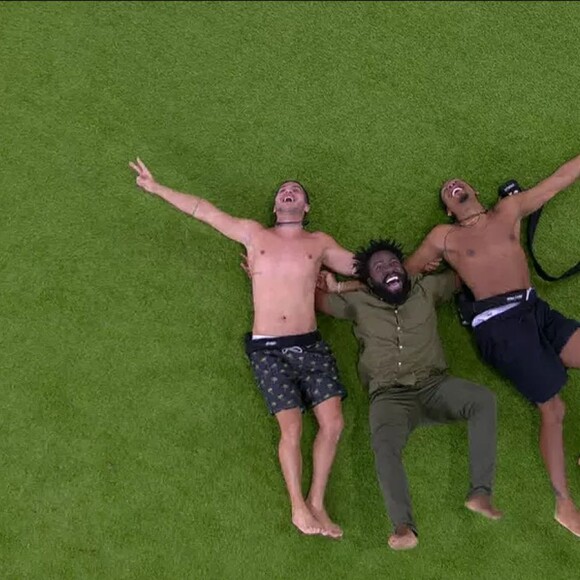 'BBB 22': Arthur Aguiar, Paulo André e Douglas Silva comemoram final em abraço no gramado