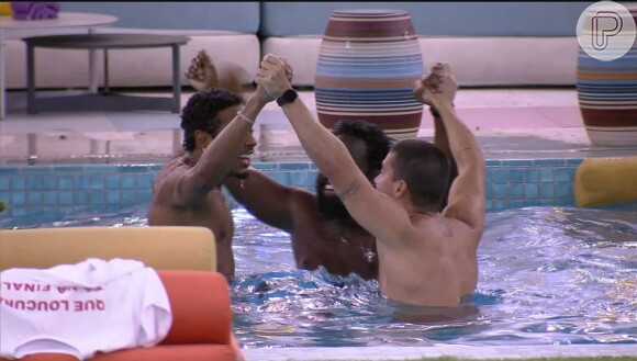 'BBB 22': Arthur Aguiar, Paulo André e Douglas Silva celebram vaga na final pulando na piscina