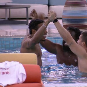 Final 'BBB 22': Arthur Aguiar, Paulo André e Douglas Silva celebraram final do programa com pulo na piscina