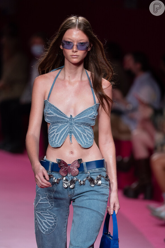 Jeans em top de borboleta: no desfile da Blumarine, a peça trendy apareceu no tecido versátil