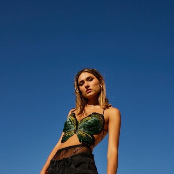 Calça de cintura baixa e maia-arrastão apareceram no look de Sasha Meneghel com o cropped de borboleta