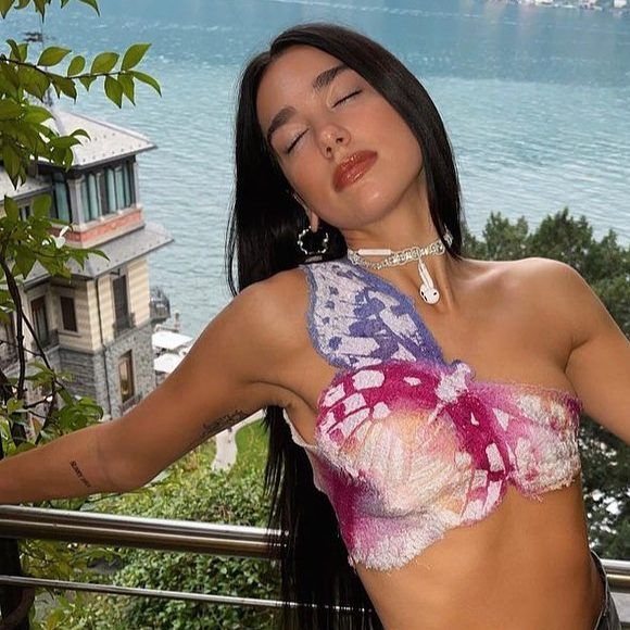 Top assimétrico de borboleta com degradê foi escolha de Dua Lipa em look fresh