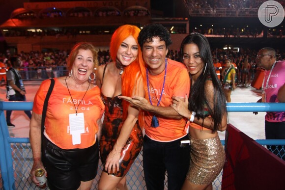 Paolla Oliveira mostrou intimidade com a mãe de Diogo Nogueira em um camarote de Carnaval na Sapucaí