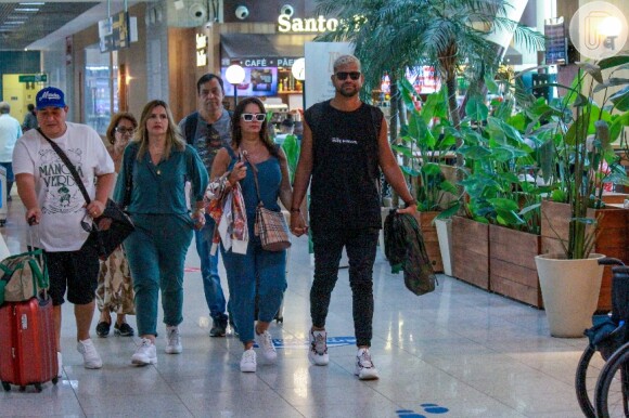 Viviane Araujo estava acompanhada do marido e de sua equipe em aeroporto do RJ