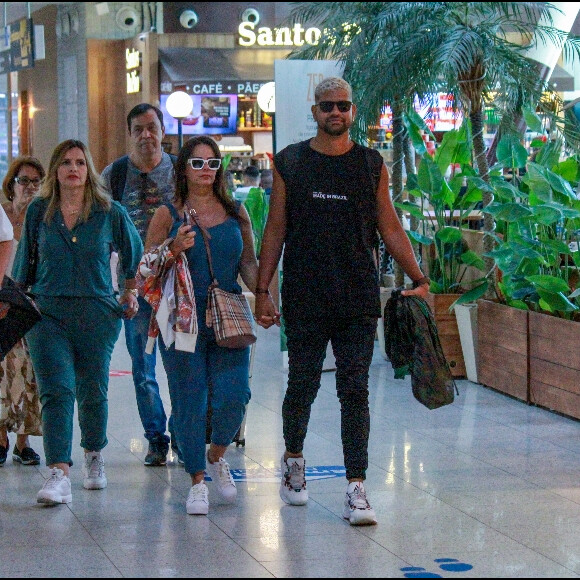 Viviane Araujo estava acompanhada do marido e de sua equipe em aeroporto do RJ