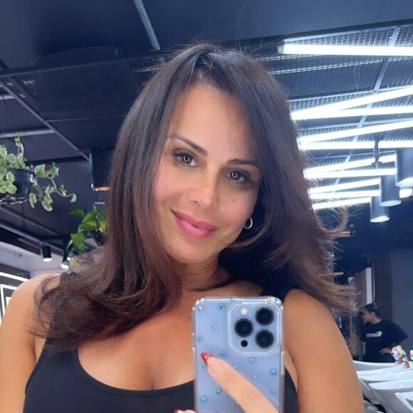 Viviane Araujo no salão de beleza após cuidar dos cabelos