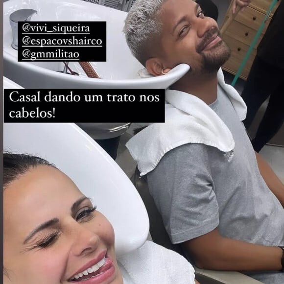 Viviane Araujo apareceu no lavatório de um salão de beleza na companhia do marido, Guilherme Militão