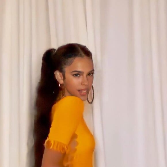 Bruna Marquezine já apareceu usando o mesmo vestido em um vídeo