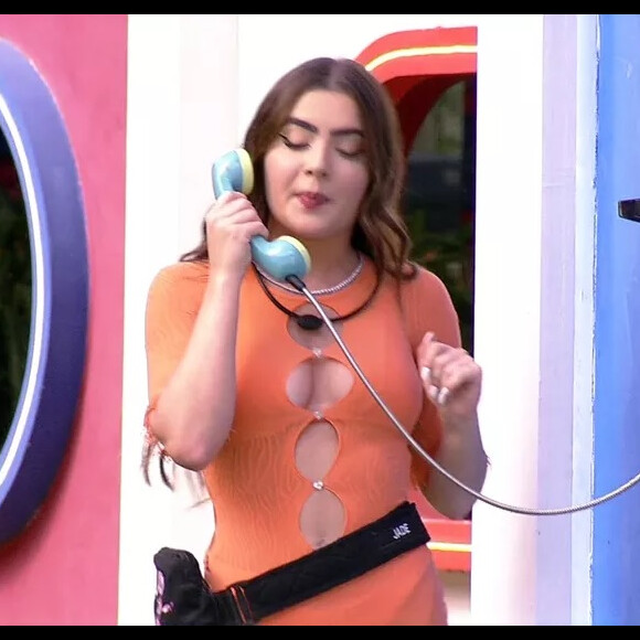 Look de Jade Picon mescla cortes diferentes, franja e transparência