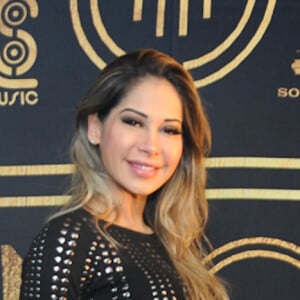 Maíra Cardi usou vestido com fenda generosa e mangas compridas em show de Luan Santana