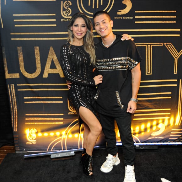 Arthur Aguiar apareceu com Maíra Cardi em um evento pela primeira vez após o 'BBB 22' nesta sexta (29)