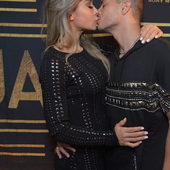 Arthur Aguiar e Maíra Cardi se beijaram na porta do show de Luan Santana na capital de Mato Grosso do Sul