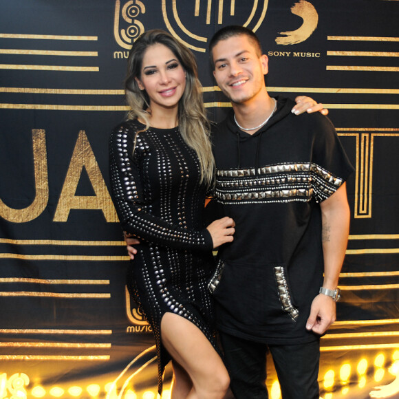 Arthur Aguiar combinou look com Maíra Cardi em primeira aparição pública após o 'BBB 22'