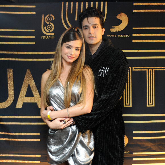 Luan Santana estava acompanhado pela namorada, Izabela Cunha, na apresentação em Mato Grosso do Sul