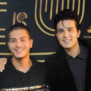 Arthur Aguiar e Maíra Cardi posam com Luan Santana e a namorada em show do sertanejo 