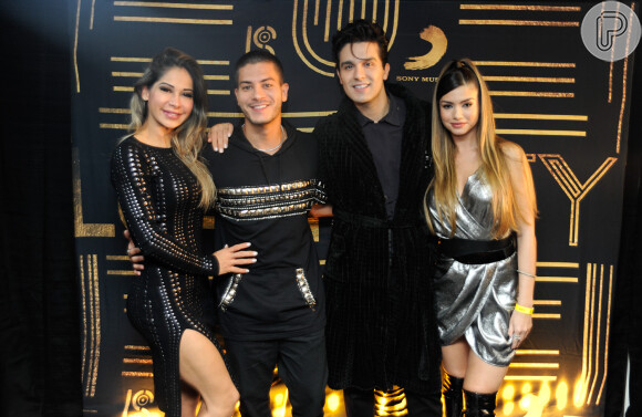 Arthur Aguiar e Maíra Cardi posam com Luan Santana e a namorada em show do sertanejo 