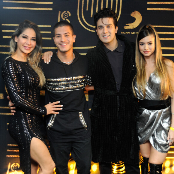 Arthur Aguiar e Maíra Cardi posam com Luan Santana e a namorada em show do sertanejo 