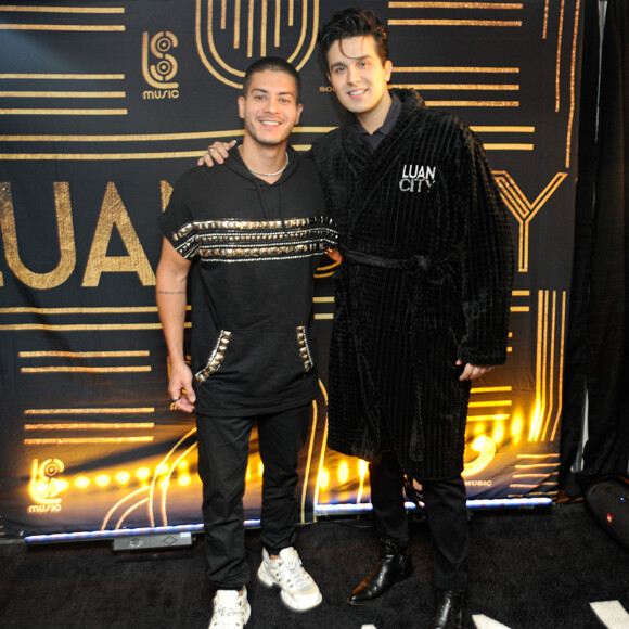 Luan Santana chamou Arthur Aguiar para cantar com ele no show em Mato Grosso do Sul