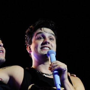 Arthur Aguiar abraça Luan Santana ao dividir palco de show com o cantor em Mato Grosso do Sul