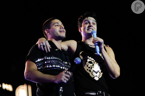 Arthur Aguiar abraça Luan Santana ao dividir palco de show com o cantor em Mato Grosso do Sul