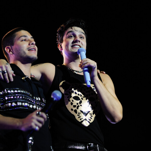 Arthur Aguiar abraça Luan Santana ao dividir palco de show com o cantor em Mato Grosso do Sul